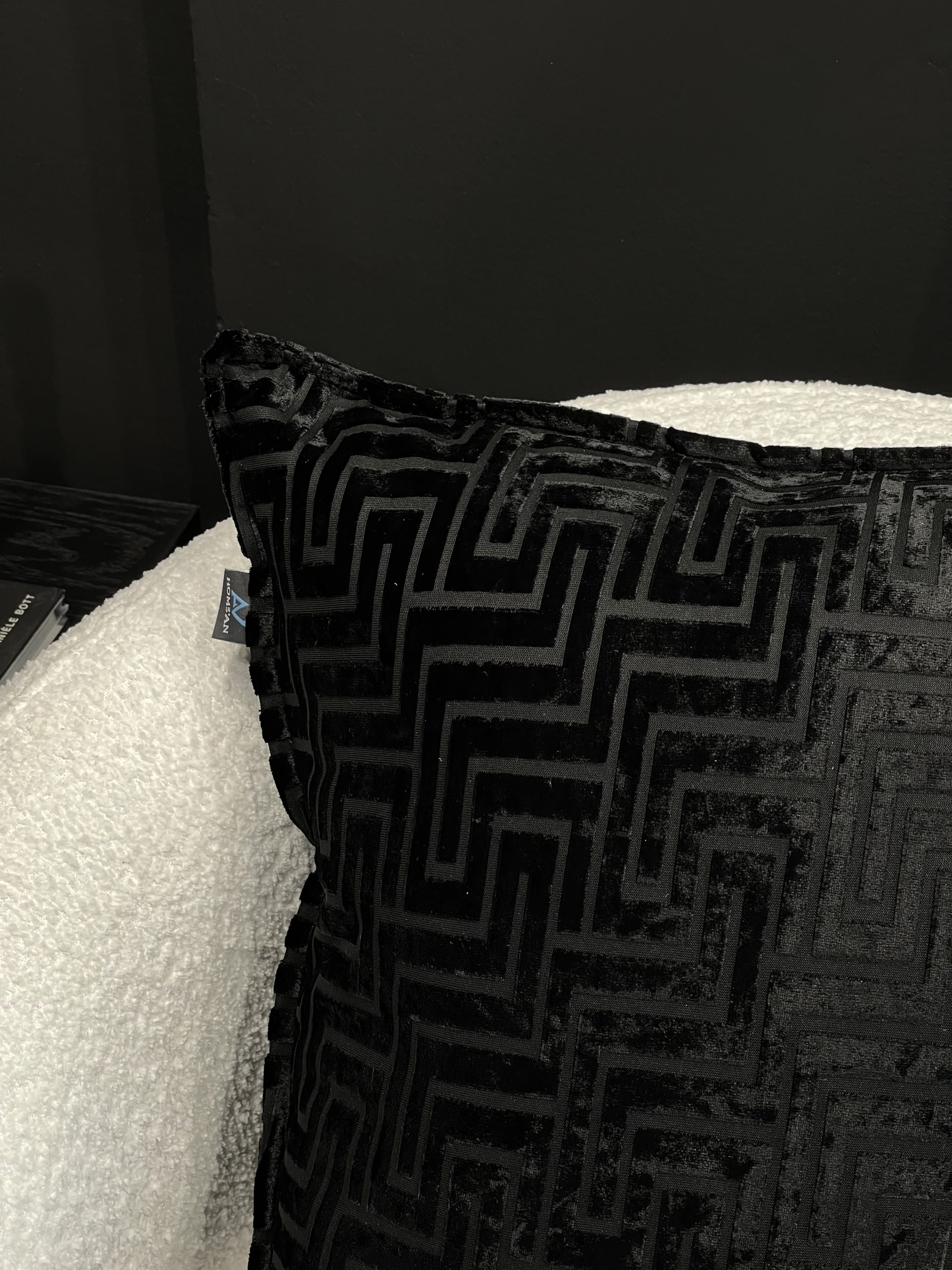 כרית "BLACK F" – תמונה 3