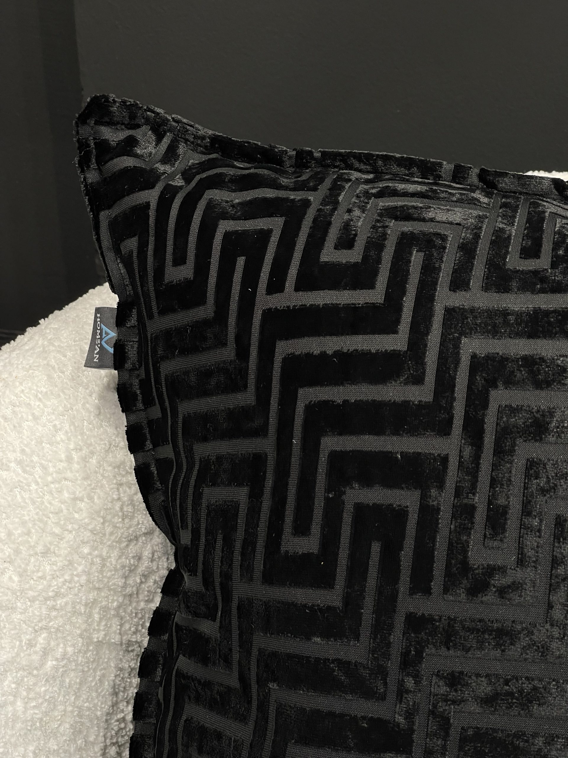 כרית "BLACK F" – תמונה 4